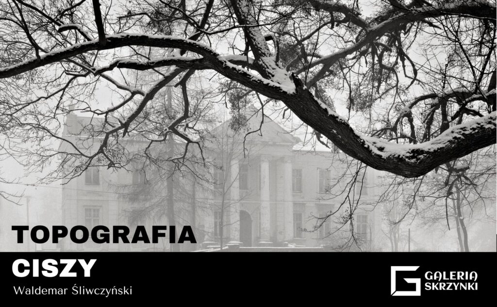 Read more about the article Wystawa „Topografia Ciszy” Waldemara Śliwczyńskiego dostępna dla gości Dworu Skrzynki do końca września br.