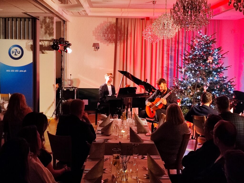 Read more about the article Gitarą, nożem i widelcem … czyli muzyczne i kulinarne chwile w Skrzynkach.