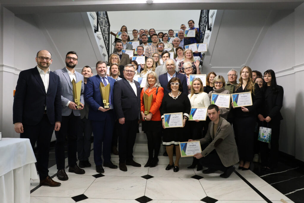 Read more about the article Atrakcje turystyczne powiatu poznańskiego nagrodzone – uroczysta certyfikacja w Dworze Skrzynki