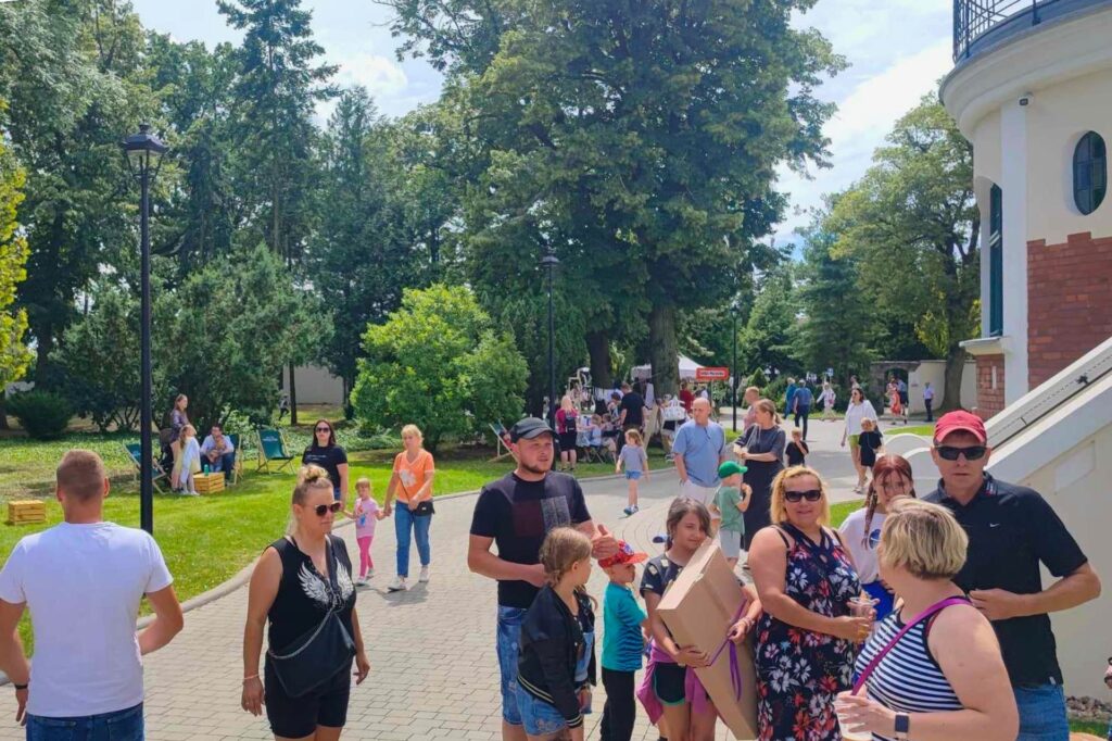 Read more about the article Rok po otwarciu Dworu Skrzynki mieszkańcy znów spędzili rodzinnie czas na festynie pn. „Dzień Otwartych Skrzynek”