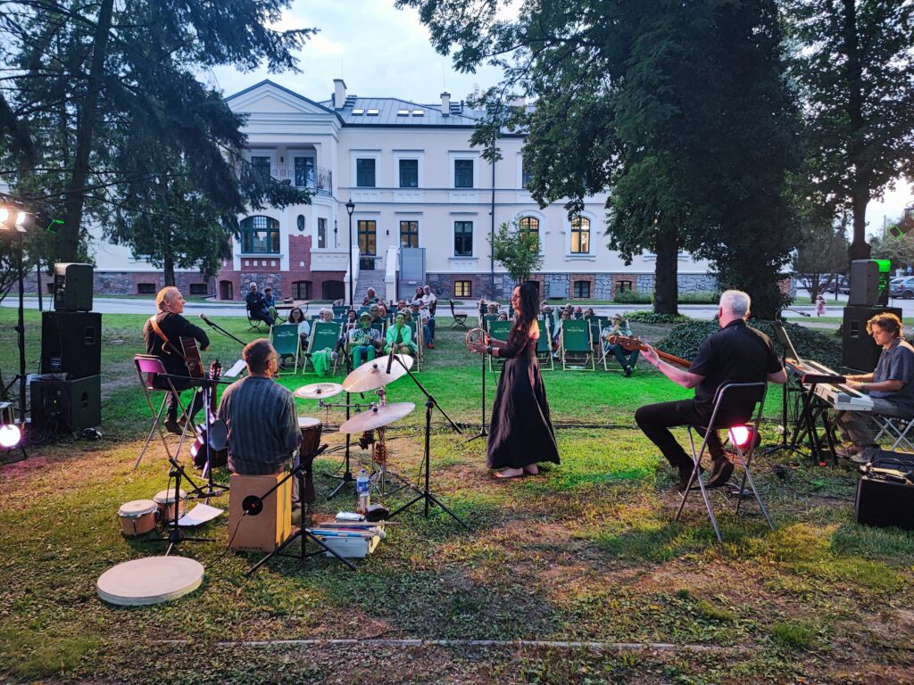 Read more about the article Magicznie i folkowo było w parku Dworu Skrzynki w sobotni wieczór 10 sierpnia
