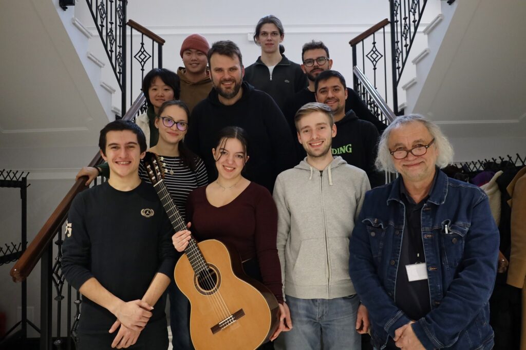 Read more about the article Koncerty finałowe warsztatów gitarowych Łukasza Kuropaczewskiego w Dworze Skrzynki