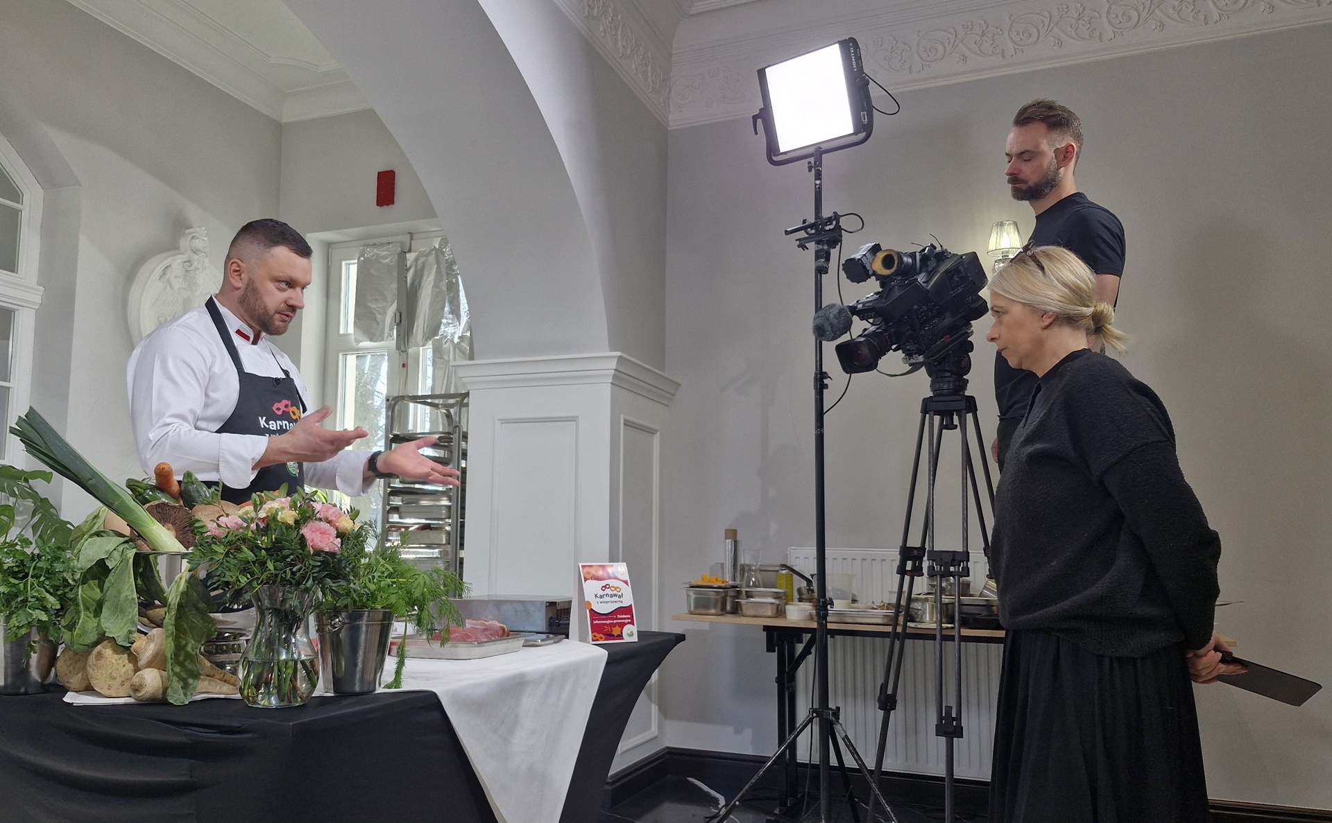 You are currently viewing „Karnawał z wieprzowiną” – ekipa telewizyjna nagrywała w Dworze Skrzynki