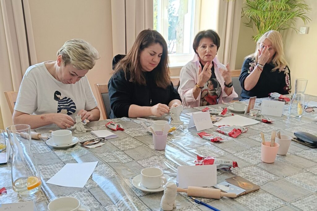 Read more about the article ARTEterapeutyczne warsztaty w Dworze Skrzynki