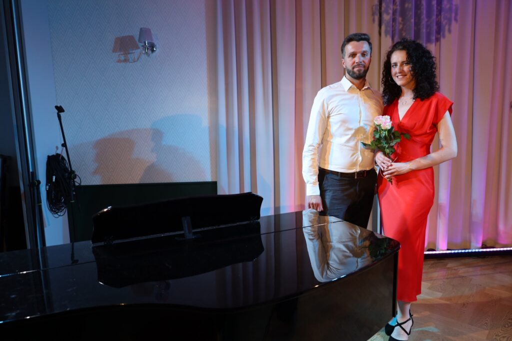 Read more about the article Katarzyna Starosta i Oskar Stabno wystąpili w Dworze Skrzynki