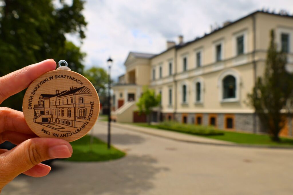 Read more about the article Dwór Skrzynki ma swój znaczek turystyczny!