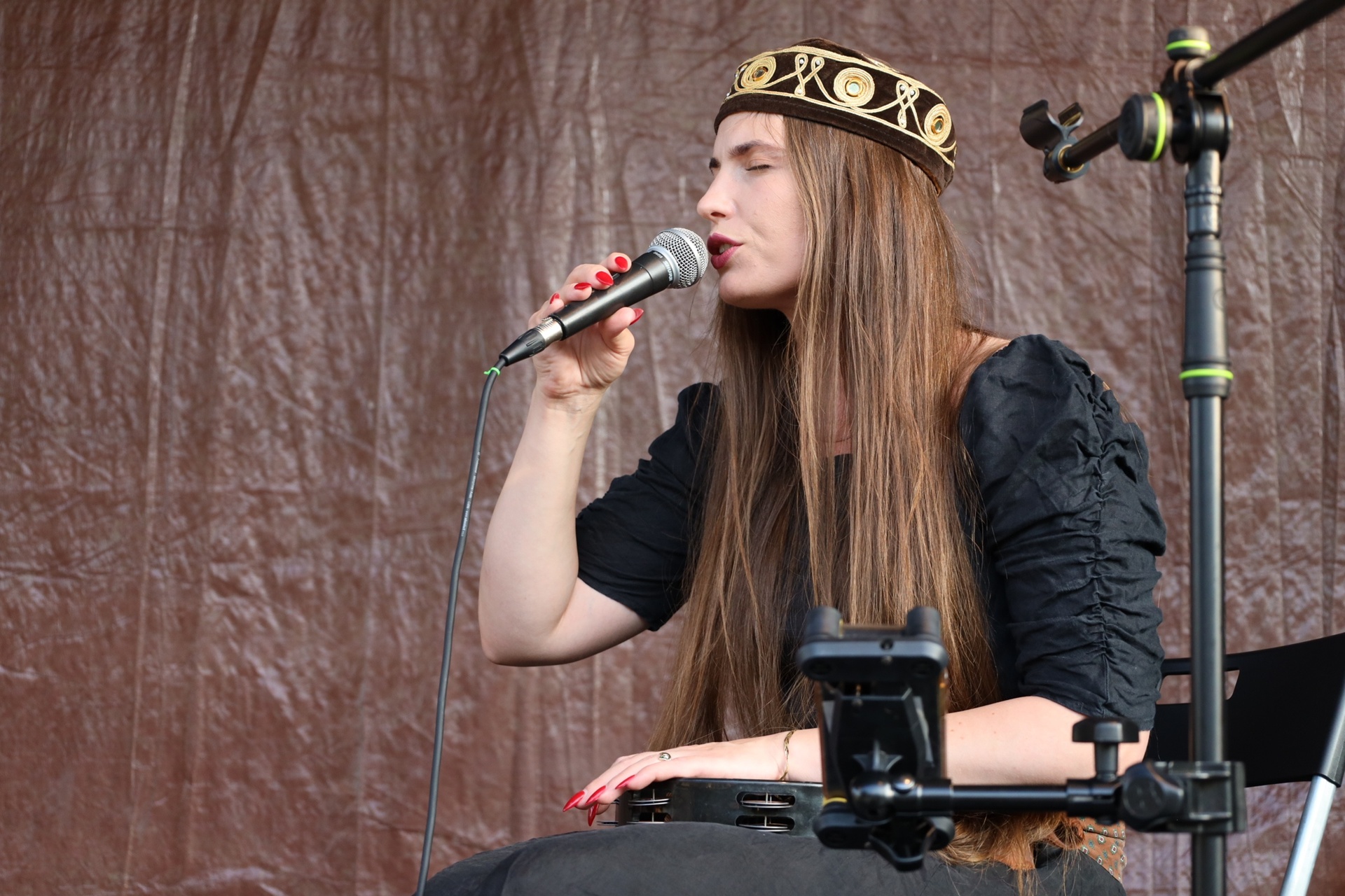 You are currently viewing Zespół „Czarnina” – oczarował widzów plenerowej sceny Dworu Skrzynki