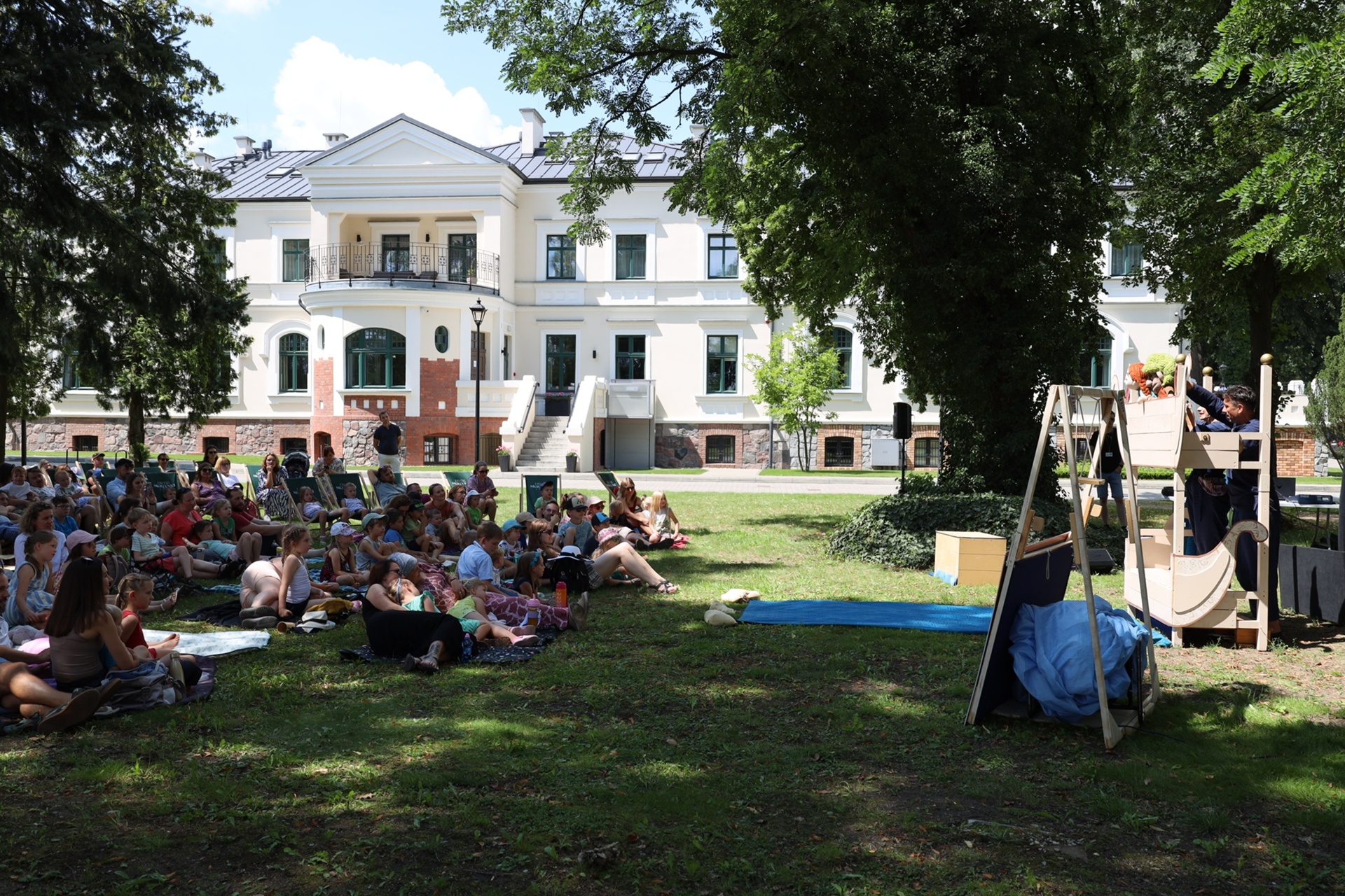 You are currently viewing Wikingowie z ulicy Północnej zawitali do Dworu Skrzynki wraz z Teatrem Wariaté