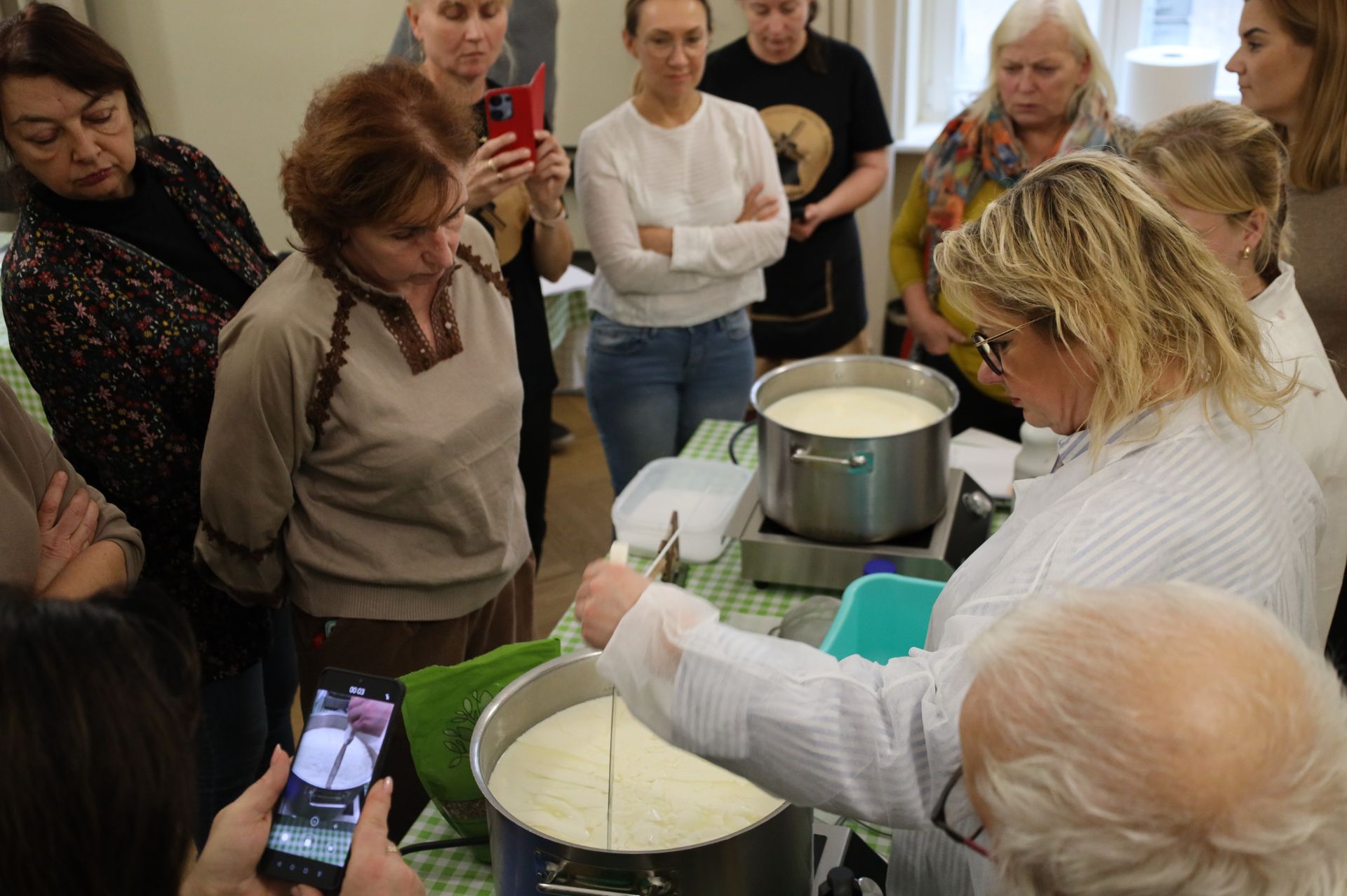 You are currently viewing Serowe inspiracje w Dworze Skrzynki – relacja z warsztatów serowarskich z Grażyną Szłapką