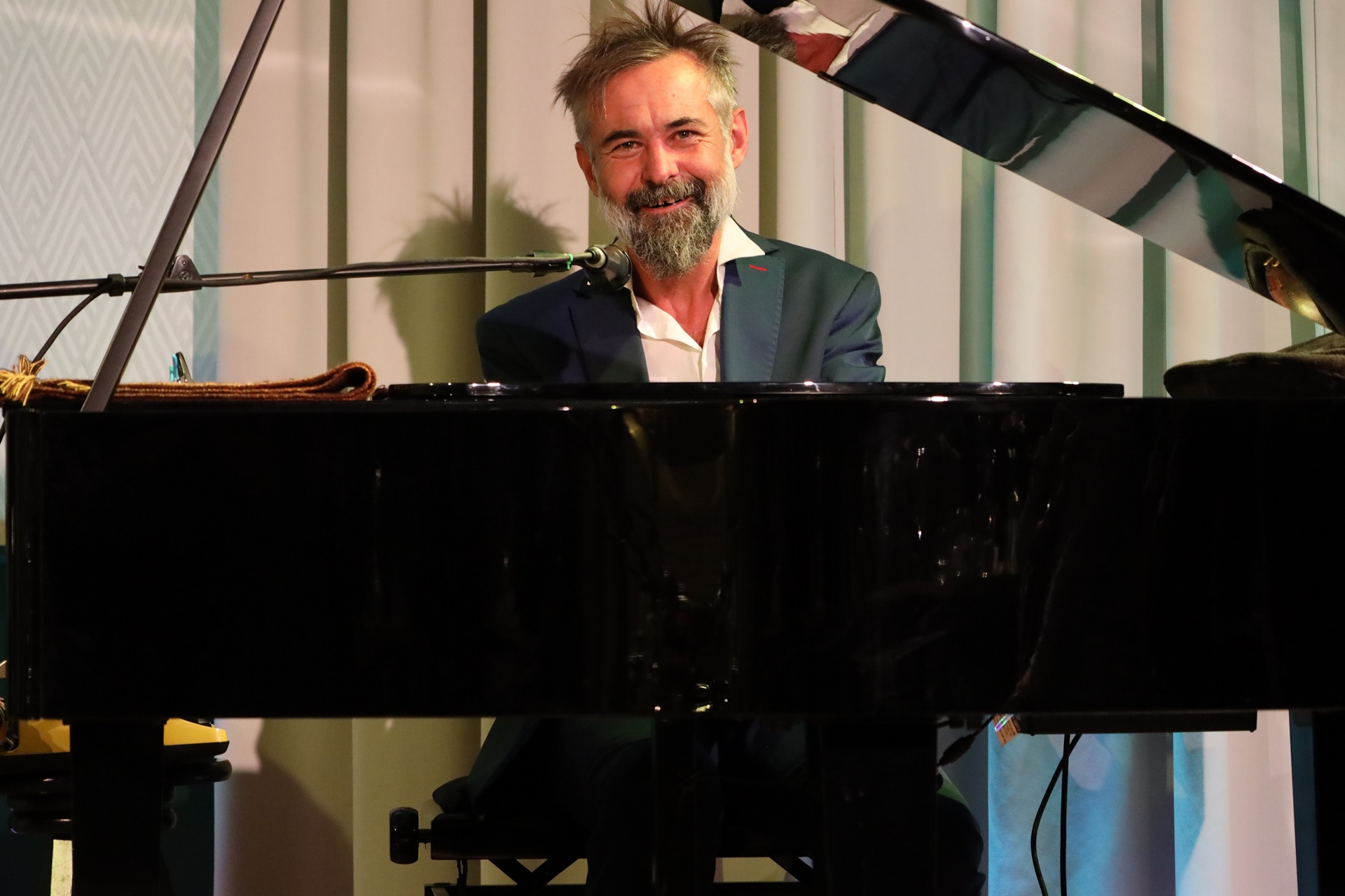 You are currently viewing Fenomenalny koncert ARES CHADZINIKOLAU TRIO w Dworze Skrzynki!