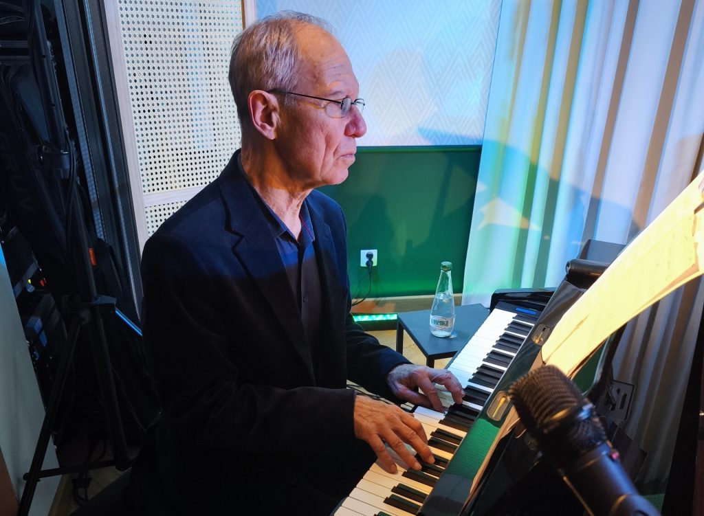 Read more about the article W takcie 60/75 podczas koncertu Piotra Kałużnego w Dworze Skrzynki