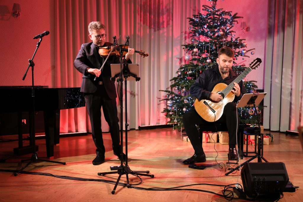 Read more about the article Fantastyczny koncert i wyśmienita kolacja: kolejna edycja „Gitarą, nożem i widelcem” z udziałem Łukasza Kuropaczewskiego znów zachwyciła!