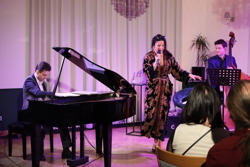 Read more about the article Niezapomniane piosenki zabrzmiały w Dworze Skrzynki