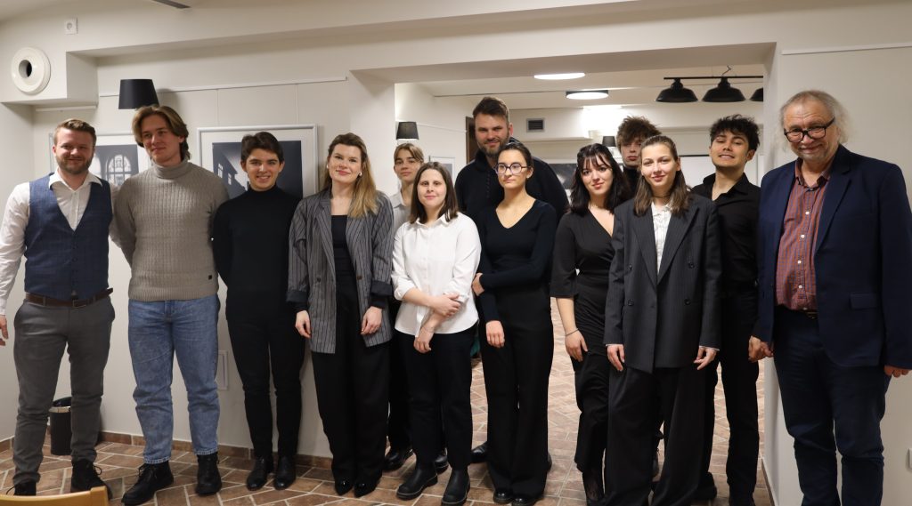 Read more about the article Koncert finałowy III Międzynarodowych Warsztatów Gitarowych Łukasza Kuropaczewskiego w Skrzynkach