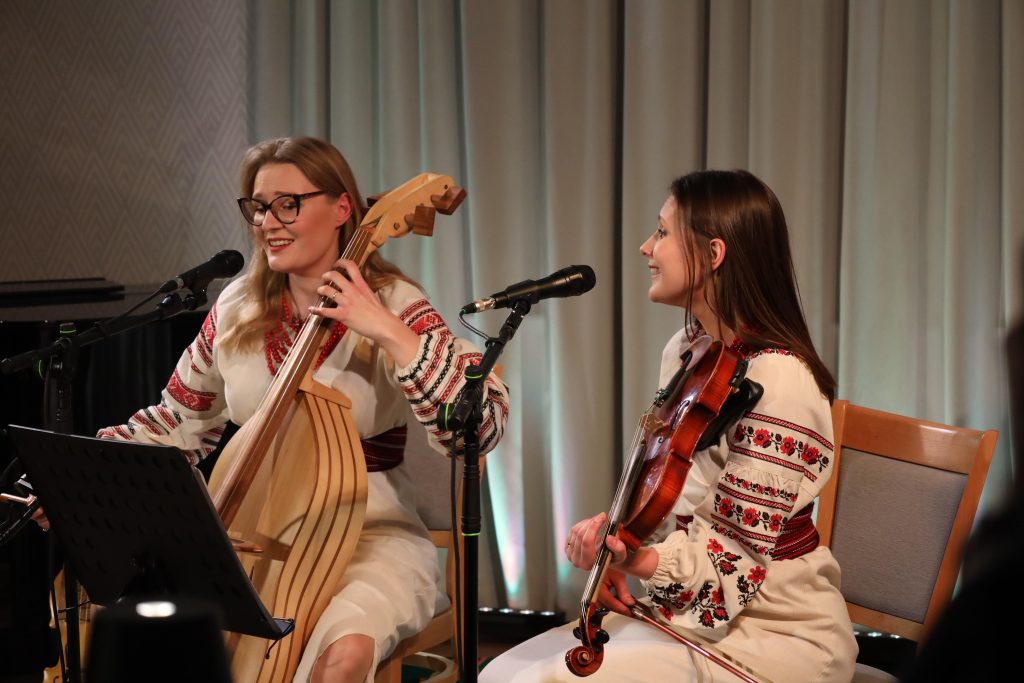 Read more about the article Bezkresna ”Radość z nieba” w Dworze Skrzynki