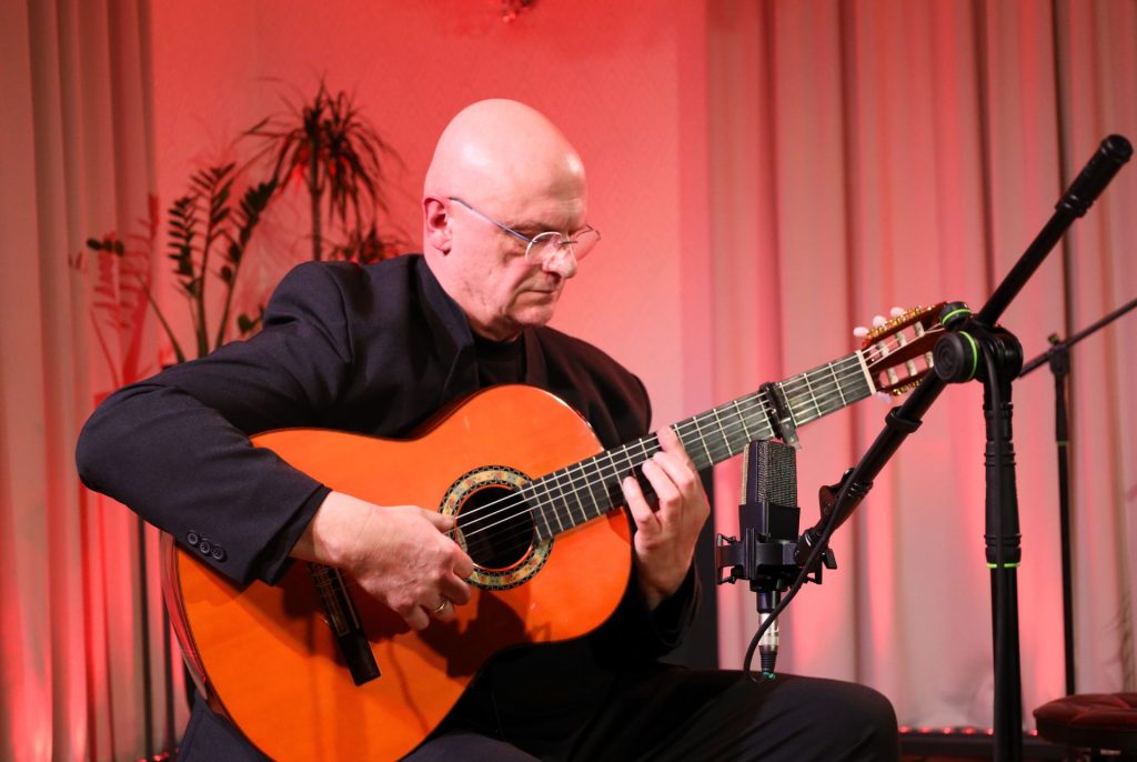 Read more about the article Gitara flamenco rozgrzewała publiczność w Skrzynkach