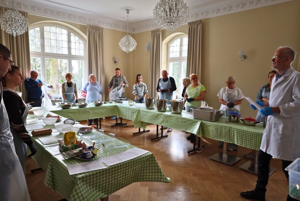 Read more about the article W Skrzynkach uczyli się wytwarzania bambrzoka i kiełbasy białej parzonej wielkopolskiej