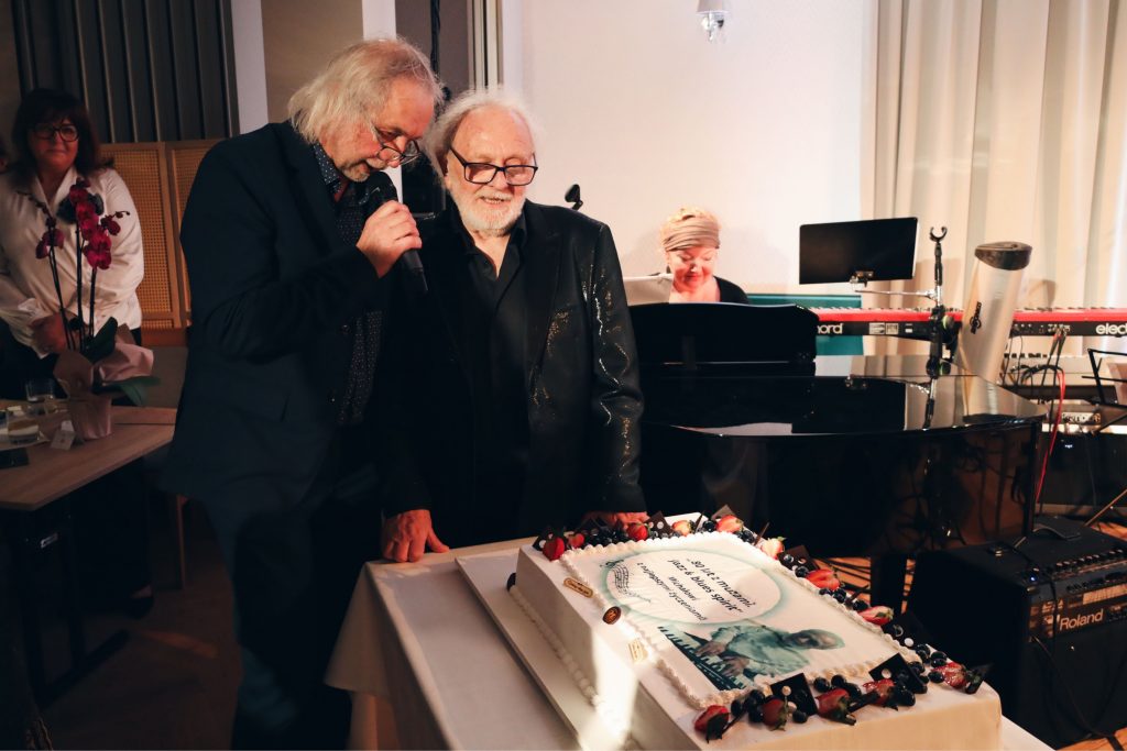 Read more about the article 80 lat z muzami. Jazz & blues spirit” – jubileuszowy wieczór Michała Szóstka w Dworze Skrzynki