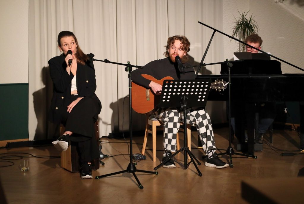 Read more about the article Poezja i dźwięki wybrzmiały w Dworze Skrzynki