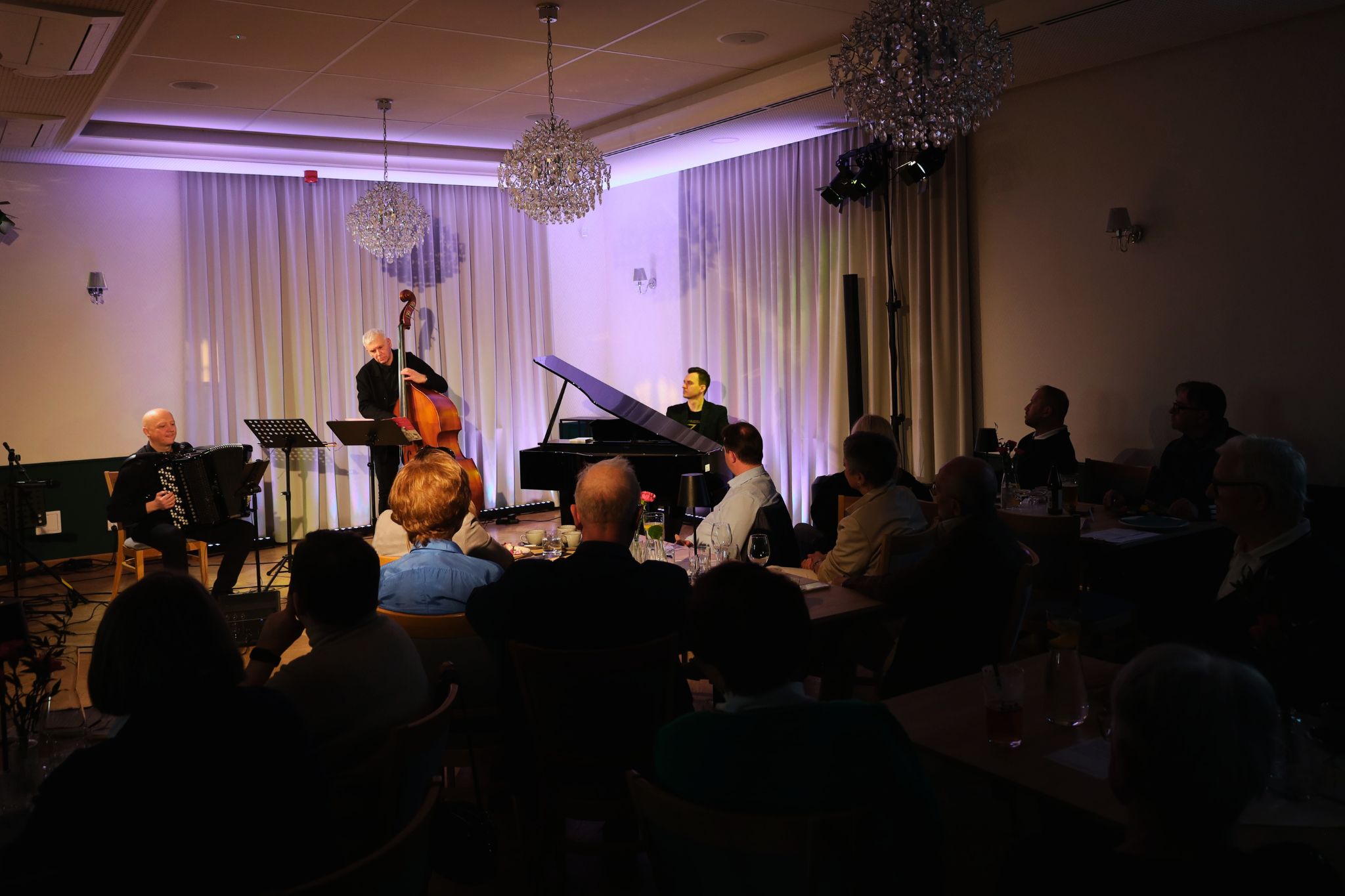 You are currently viewing Piosenki z repertuaru Mieczysława Fogga na jazzowo wybrzmiały w Dworze Skrzynki