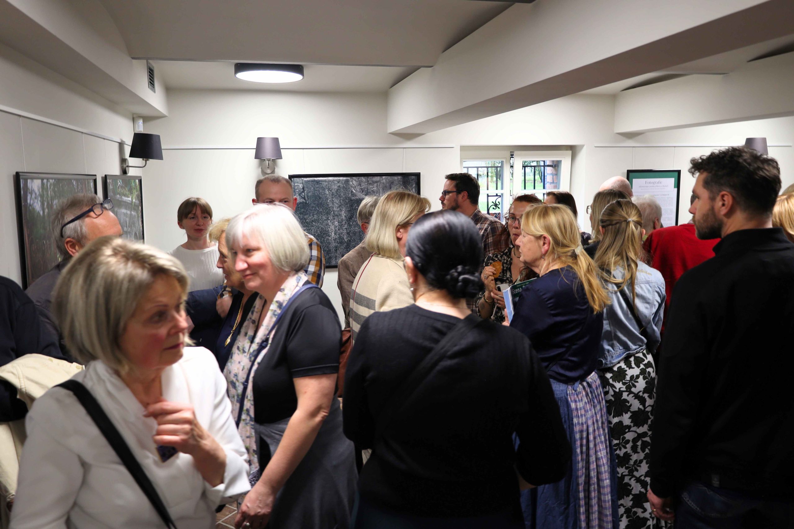 You are currently viewing Zaplątane historie Olędrów w Dworze Skrzynki – projekcja filmów i wernisaż wystawy fotografii Janusza Romaniszyna