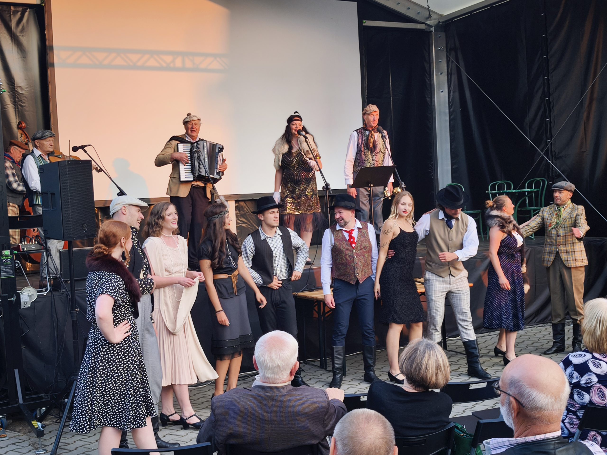 You are currently viewing Podróż do przedwojennego Lwowa – jubileusz Zespołu Pieśni i Tańca  „Wiwaty” w Dworze Skrzynki