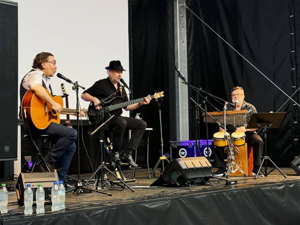 Read more about the article W Dworze Skrzynki zabrzmiało „Hallelujah. Tribute to Leonard Cohen” w wykonaniu zespołu Yanistan