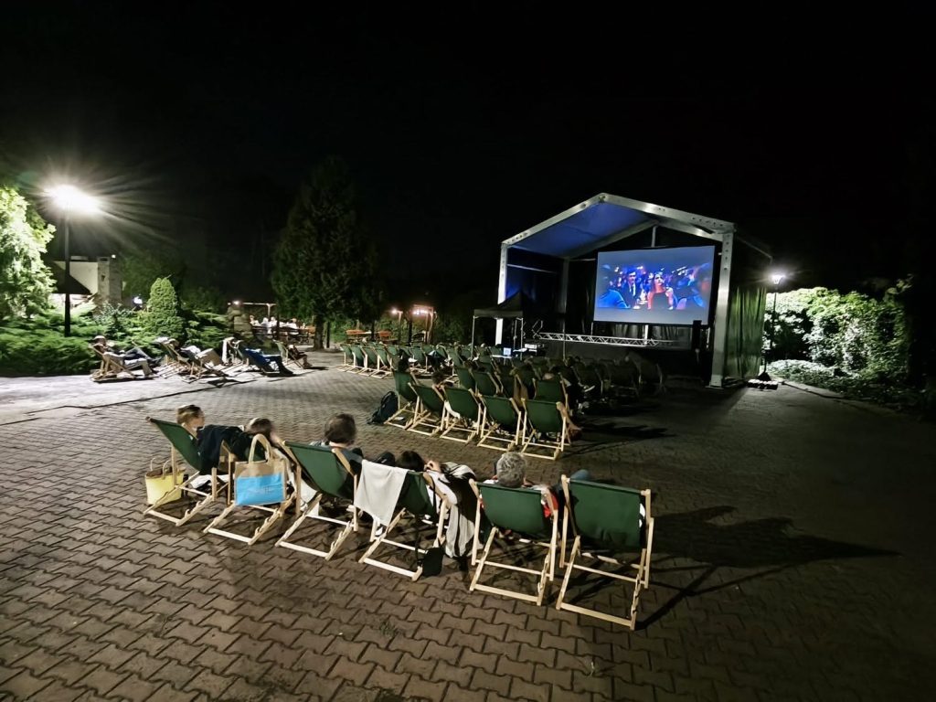 Read more about the article Kolejny seans Kina Letniego w Dworze Skrzynki