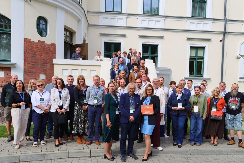 Read more about the article Przyszłość regionalnego smaku. W Dworze Skrzynki zaprezentowano nową strategię Szlaku Kulinarnego „Smaki Powiatu Poznańskiego”