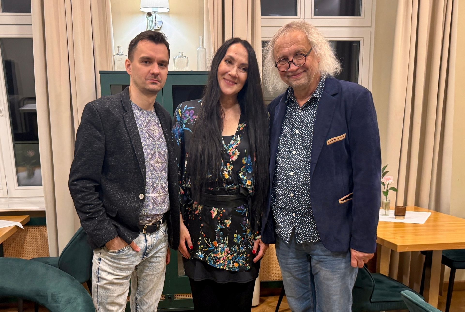 You are currently viewing Muzyczna podróż w czasie i pełen wzruszeń wieczór. Za nami koncert Iwony Loranc i Dawida Troczewskiego w Dworze Skrzynki